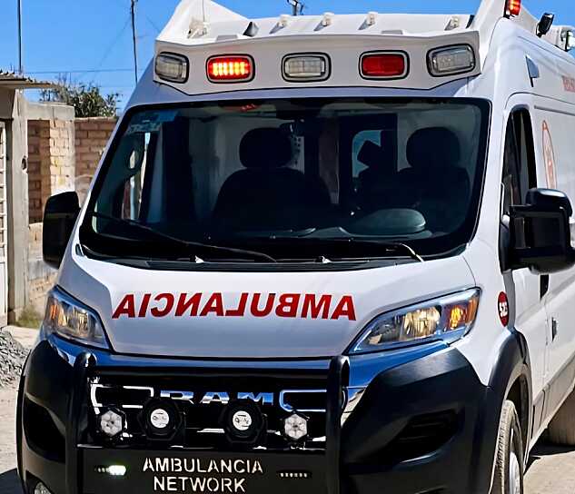 HOSPITALIZAN A MÉDICO DEL IMSS TRAS CHOCAR CONTRA BARRERA DE CONTENCIÓN