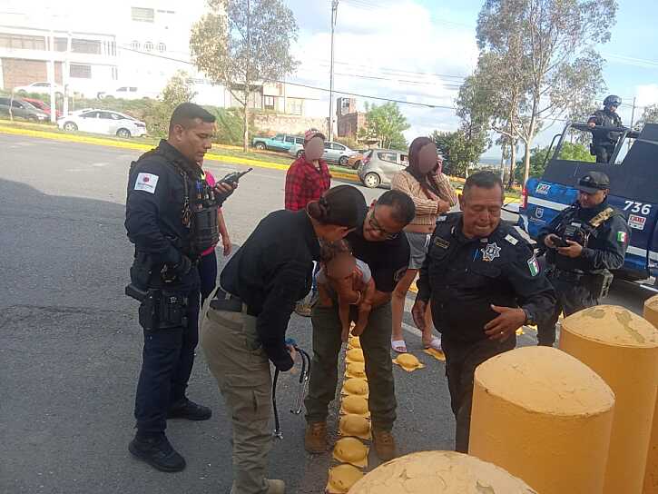 SALVAN PARAMÉDICOS DE LA SSP A BEBÉ DE AHOGARSE