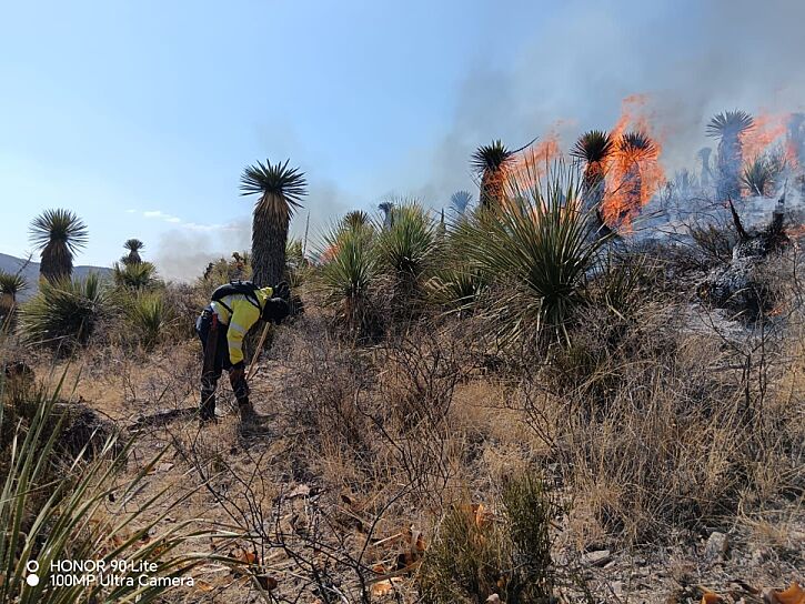 AÚN SIN CONTROL, INCENDIO EN LA SIERRA DE MORONES 