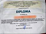 EXHIBEN DIPLOMA OFENSIVO A ESTUDIANTE Y ACLARAN CASO EN NIEVES