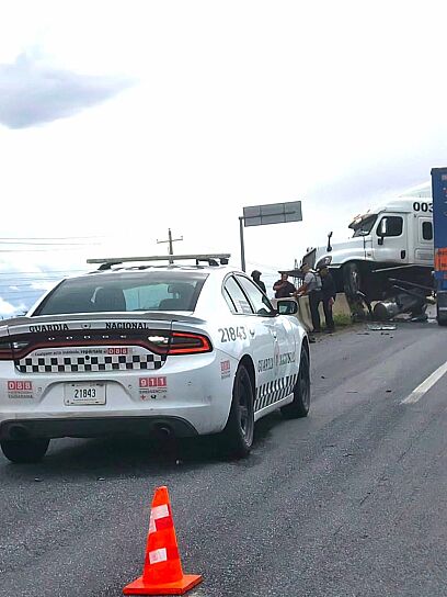 PROVOCAN TRÁILERES CAOS VIAL EN LA CARRETERA FEDERAL 54