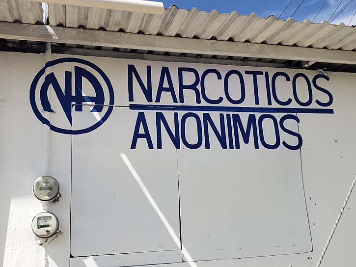 INVITA NARCÓTICOS ANÓNIMOS A BUSCAR AYUDA ANTES DE TOCAR FONDO