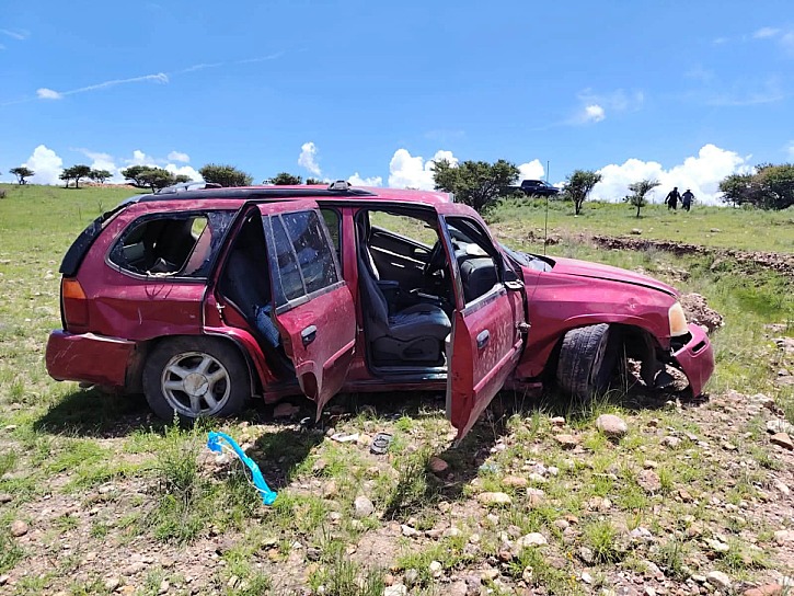 ABANDONAN CAMIONETA TRAS VOLCADURA EN CARRETERA DE SAIN ALTO
