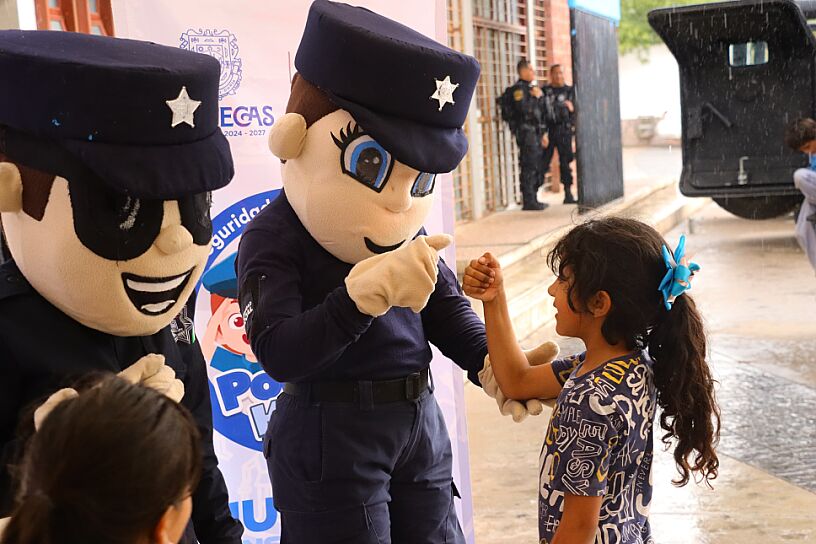 CONVIVEN NIÑOS CON POLICÍAS EN LA ALMA OBRERA