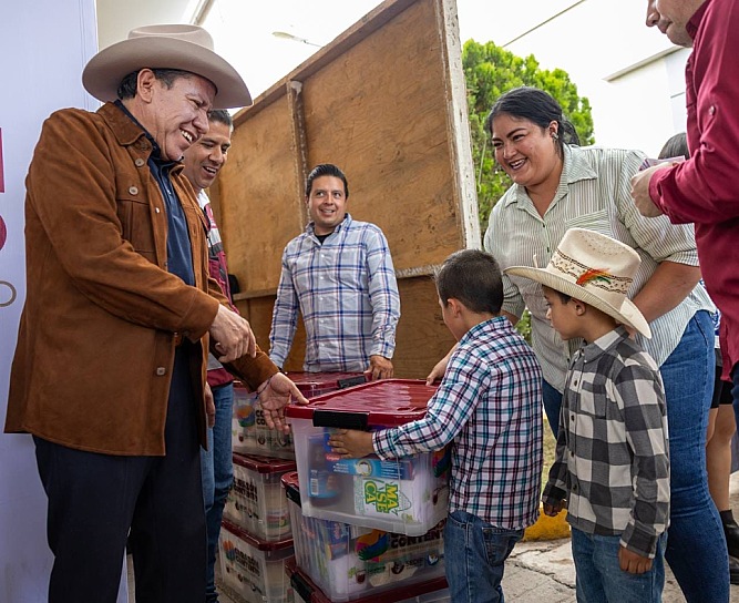 ENTREGA DAVID MONREAL APOYOS ALIMENTARIOS A 533 FAMILIAS EN CALERA