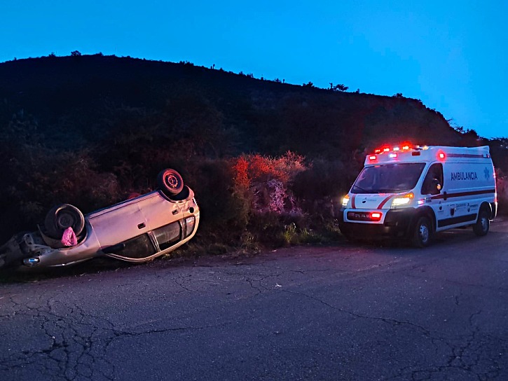 ATIENDE PROTECCIÓN CIVIL VOLCADURA EN CARRETERA DE SOMBRERETE A CHALCHIHUITES