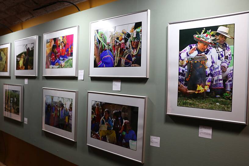 INAUGURAN EXPOSICIÓN FOTOGRÁFICA SOBRE LA RUTA SAGRADA DE WIRIKUTA