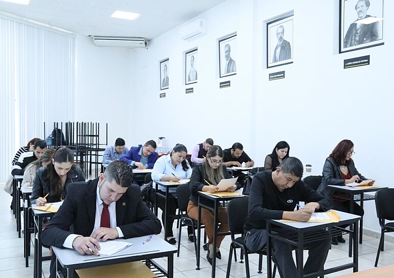 APLICAN EXAMEN ASPIRANTES A ACTUARIOS