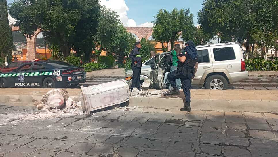 PIERDE CONTROL Y CHOCA CONTRA ESTRUCTURA DE CANTERA