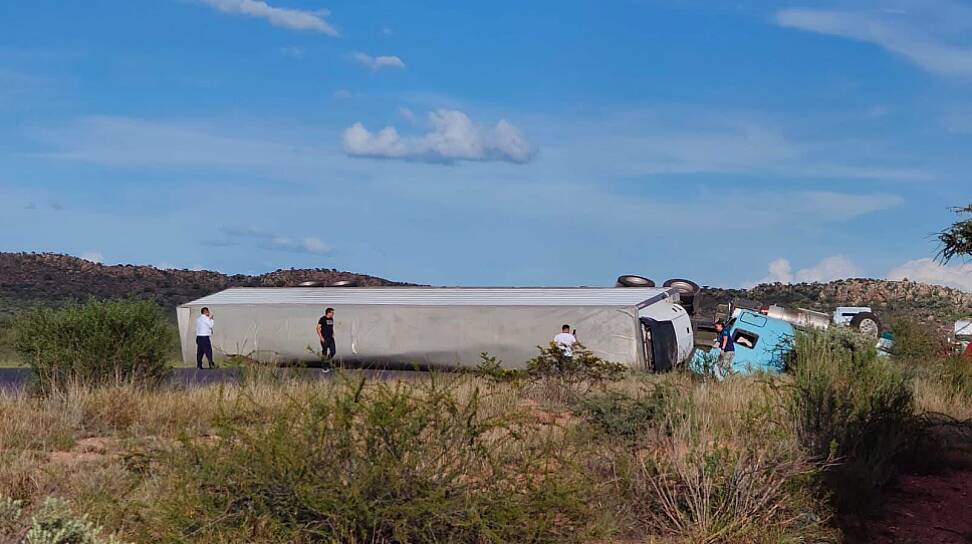 COLAPSA LA FEDERAL 49 TRAS FATAL VOLCADURA DE TRÁILER