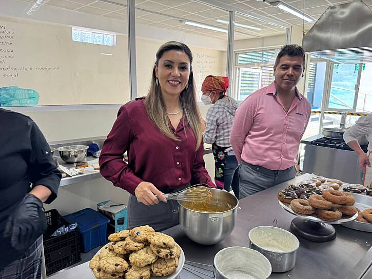 -¡Bátele bien, Karlita, para que salgan ricas las galletas! 