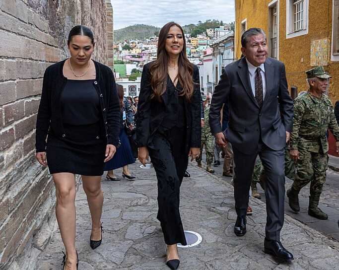 -Mira, Libia, ahí la llevamos, poco a poco