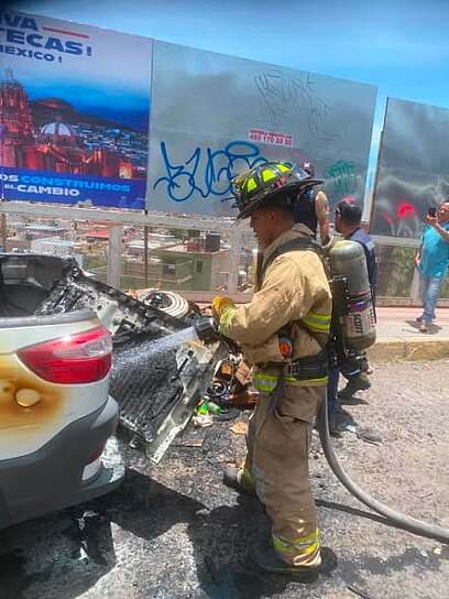 SOFOCAN CONATO DE INCENDIO EN VEHÍCULO SOBRE EL BULEVAR LÓPEZ MATEOS