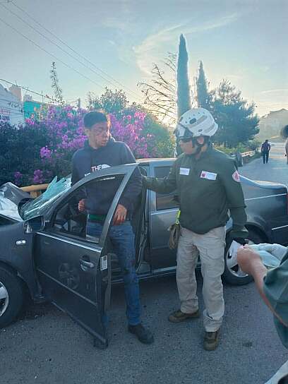 CHOCAN CAMIONETA Y AUTOMÓVIL; DOS PERSONAS RESULTAN LESIONADAS