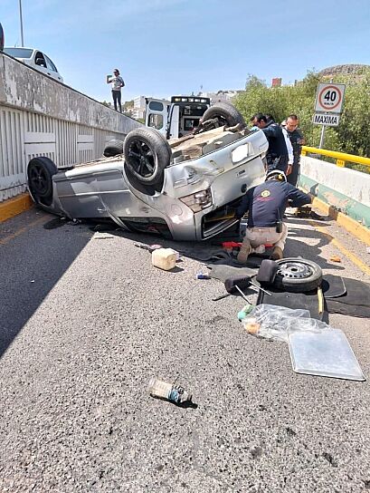 DEJA VOLCADURA 2 ADULTOS HERIDOS
