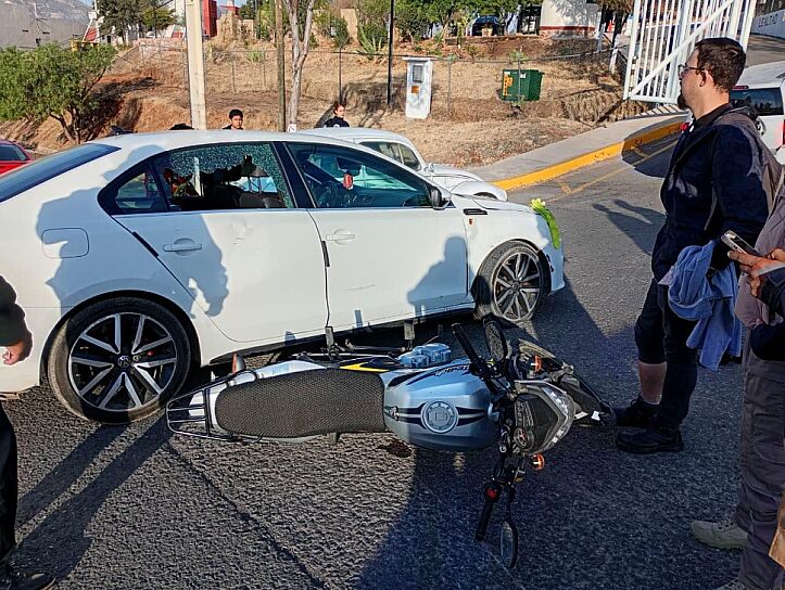 CHOCA MOTOCICLISTA CONTRA UN JETTA EN LA VIALIDAD SAN SIMÓN