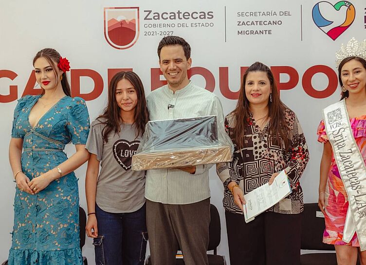 ENTREGA GODEZAC Y COMUNIDAD MIGRANTE APOYOS A ESTUDIANTES