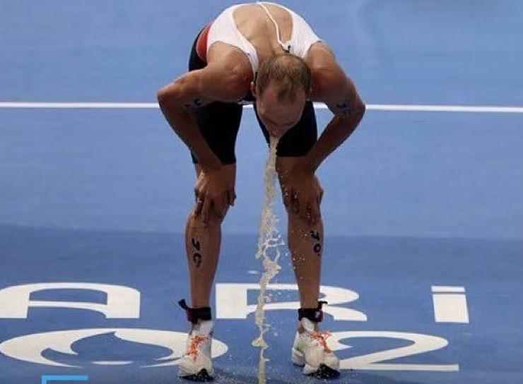 ANUNCIAN TRES CASOS MÁS DE ATLETAS ENFERMOS POR NADAR EN EL RÍO SENA