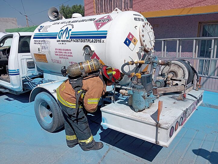CONTROLAN FUEGO EN PIPA DE GAS LP EN LA CAPITAL