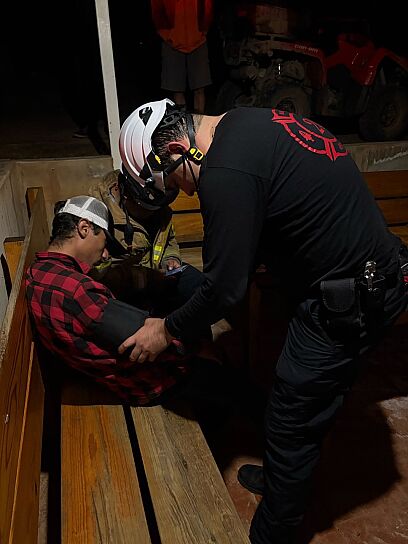 RESCATAN CON VIDA A JOVEN EXTRAVIADO EN LA SIERRA DE CARDOS