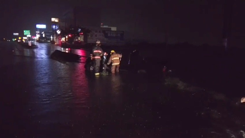 ATIENDE PROTECCIÓN CIVIL ACCIDENTE DE CAMIONETA EN HÉROES DE CHAPULTEPEC