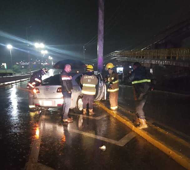 AUXILIA PROTECCIÓN CIVIL A MADRE E HIJA TRAS ACCIDENTE VIAL EN CARRETERA FEDERAL 54
