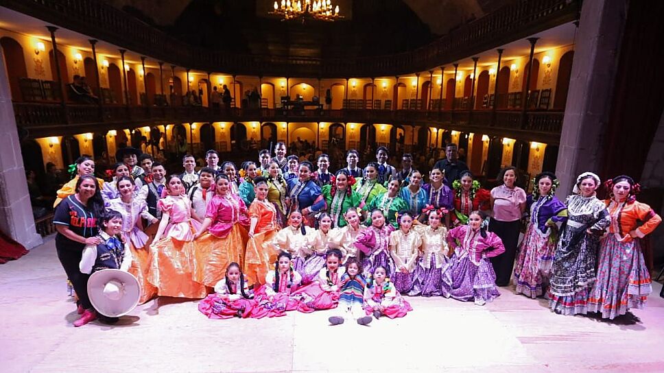 OVACIONA JEREZ A TELPOCHCALLI POR 11 AÑOS DE DANZA