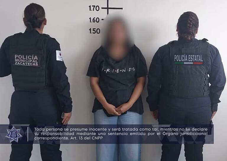 DETIENEN A MUJER POR ROBO A COMERCIO