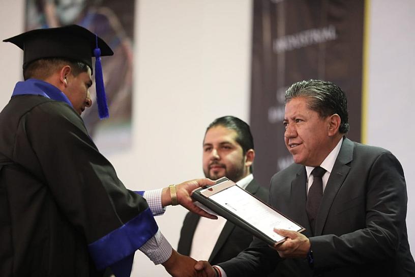 APADRINA DAVID MONREAL A EGRESADOS DEL TECNOLÓGICO DE FRESNILLO