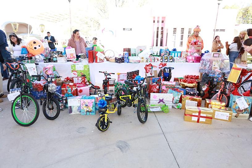 Apadrinan SMDIF y ciudadanos a más de 200 niños por el Día de Reyes en Jerez