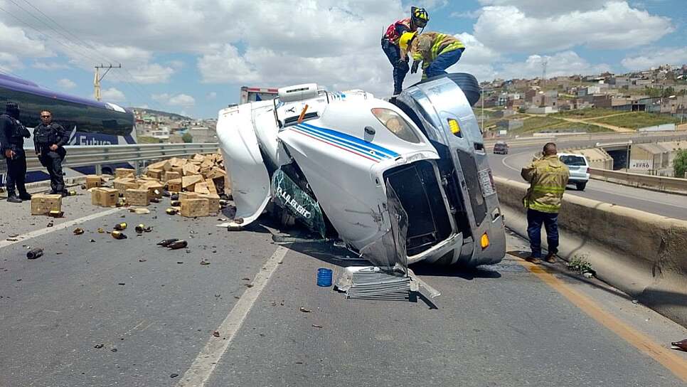 TERMINA VOLCADO TRÁILER CARGADO CON BOTELLAS DE CERVEZA