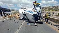 TERMINA VOLCADO TRÁILER CARGADO CON BOTELLAS DE CERVEZA