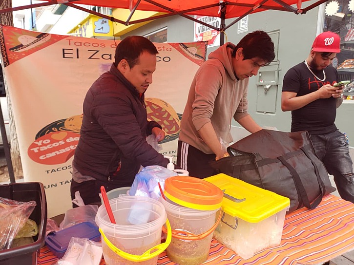 CONVIERTEN AMIGOS SUEÑO ESCOLAR EN DOS MIL TACOS DE CANASTA