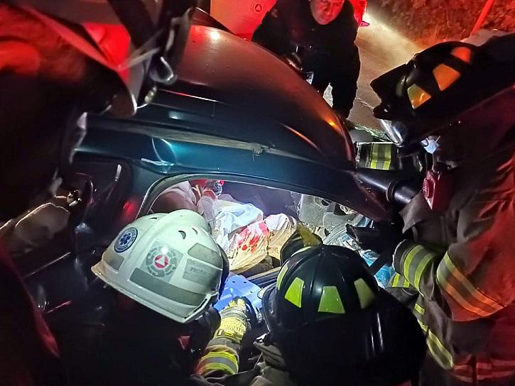 APARATOSO CHOQUE DEJA VARIAS PERSONAS PRENSADAS 