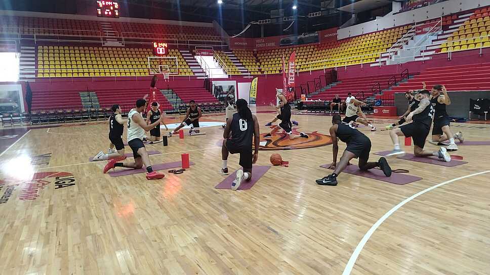 BUSCAN MINEROS EL TRIUNFO ANTE EL CALOR EN CANCÚN