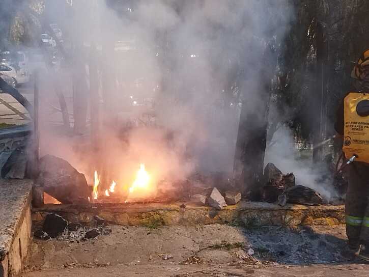 ATIENDE PROTECCIÓN CIVIL INCENDIO DE BASURA SOBRE AVENIDA QUEBRADILLA