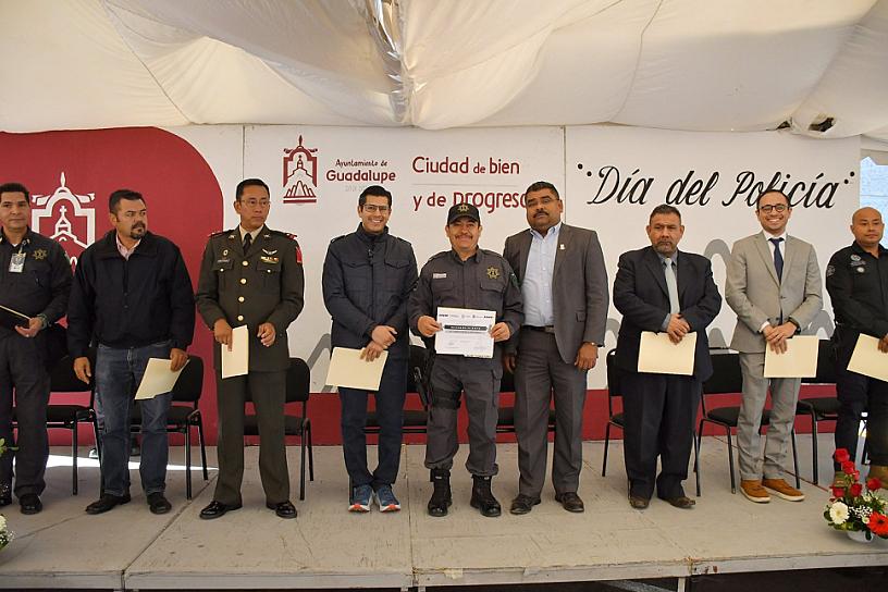 APLAUDE JULIO CÉSAR CHÁVEZ COMPROMISO DE POLICÍAS 
