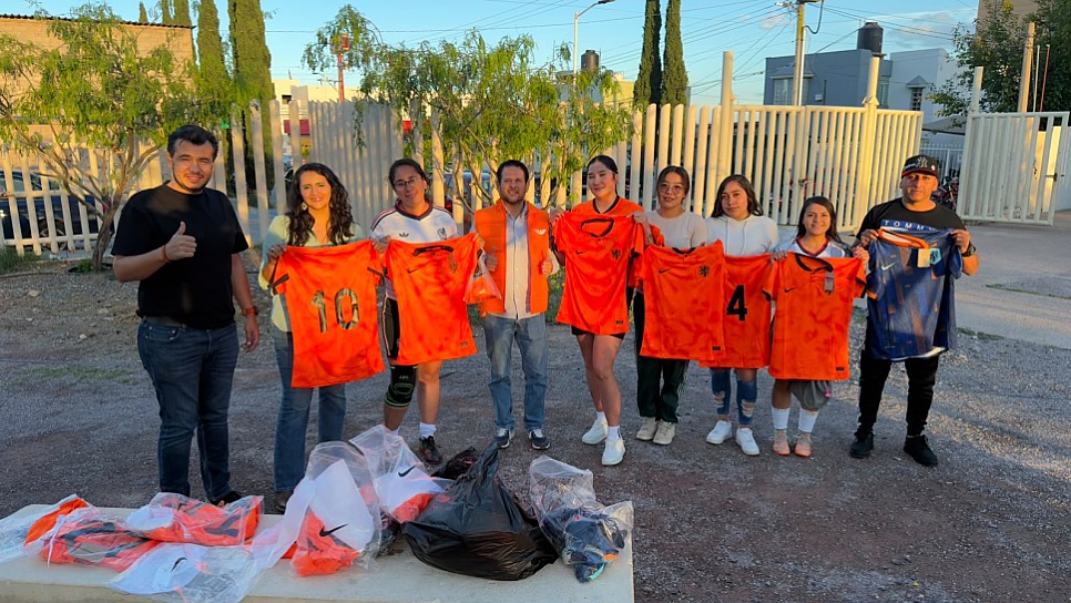 ENTREGAN UNIFORMES A EQUIPO FEMENIL QUEENS SOCCER EN FRESNILLO