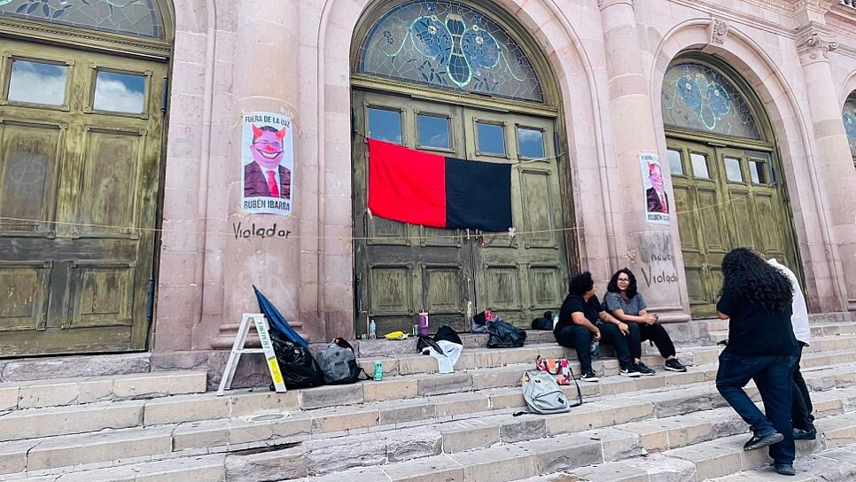 EXIGEN ESTUDIANTES Y DOCENTES RESCISIÓN INMEDIATA DE RUBÉN IBARRA