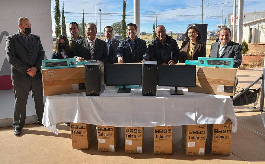 APORTAN MIGRANTES COMPUTADORAS PARA ALUMNOS DE LA SECUNDARIA BICENTENARIO