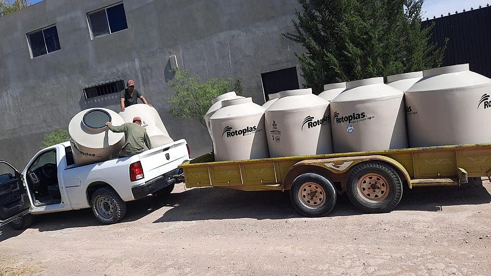 APOYA AYUNTAMIENTO DE RÍO GRANDE CON ENTREGA DE TINACOS Y CEMENTO 