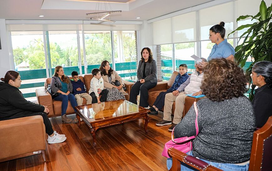 ENTREGA SEDIF APOYOS A FAMILIAS Y JÓVENES DESTACADOS