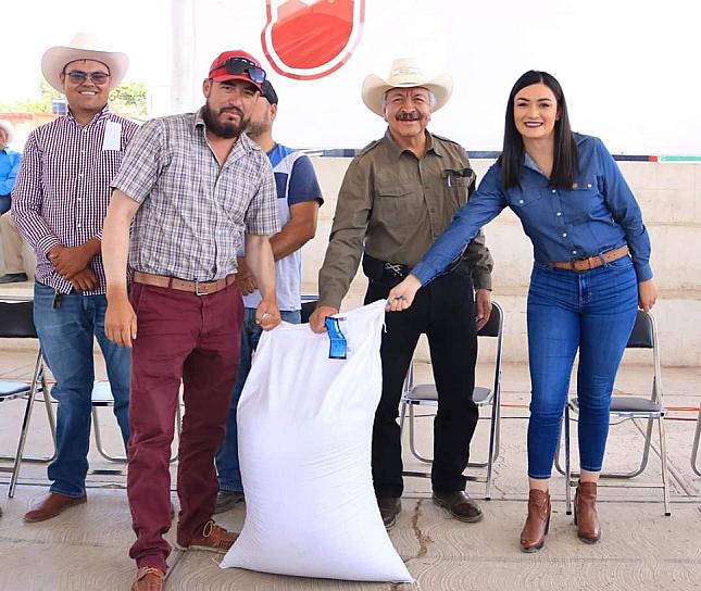 APOYA BENNELLY HERNÁNDEZ EN ENTREGA DE SEMILLA DE AVENA 