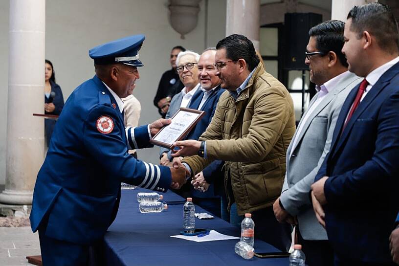 RECONOCE JAVIER TORRES LABOR DE BOMBEROS EN EL MINERAL