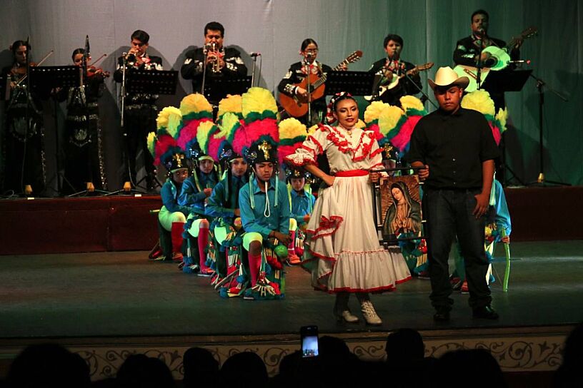 ILUMINA FRESNILLO EL ESCENARIO DEL FESTIVAL DEL FOLCLOR