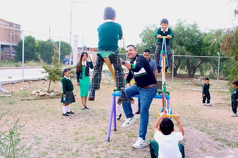 ENTREGA ‘PANCHO DONAS’ SILLAS, ZAPATOS Y JUEGOS A PREESCOLARES