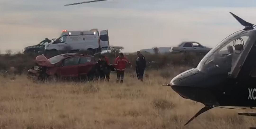 APOYA HELICÓPTERO DE LA SSP EN TRASLADO DE PERSONAS LESIONADAS EN ACCIDENTE 