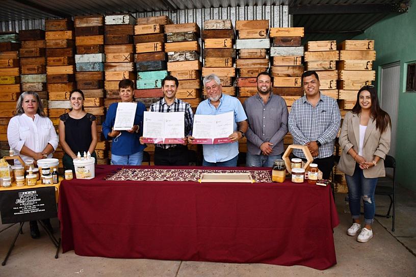 APOYA JULIO CÉSAR CHÁVEZ A APICULTORES 