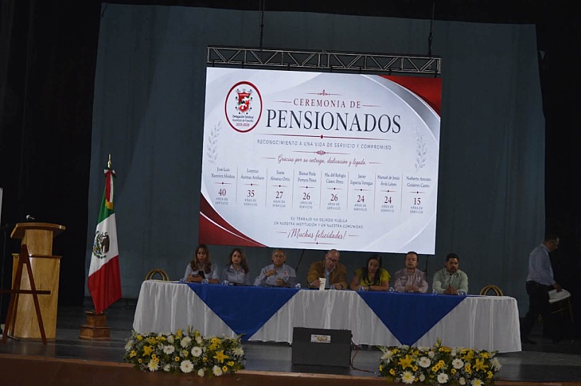 RECONOCEN LABOR DE OCHO TRABAJADORES AL SERVICIO DE FRESNILLO   