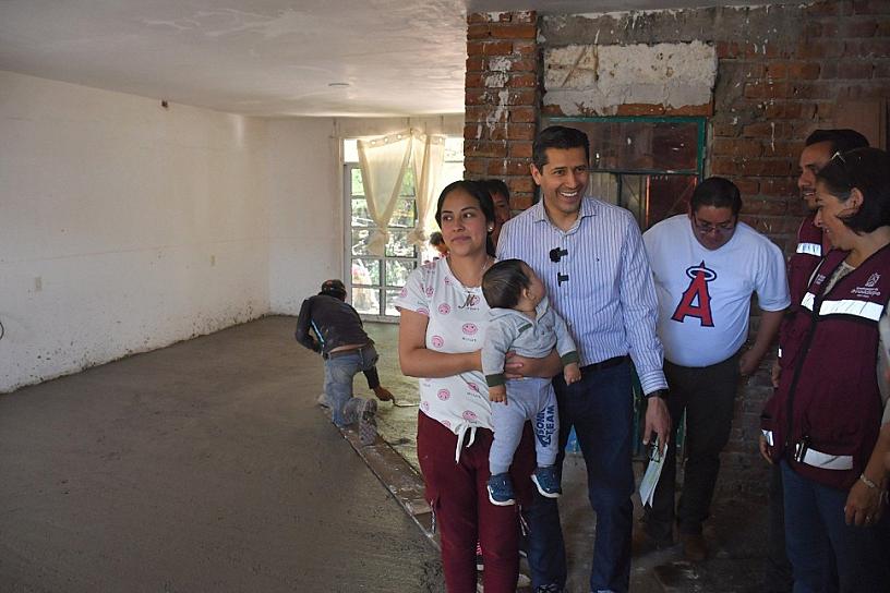 APOYA JULIO CÉSAR CHÁVEZ A FAMILIAS GUADALUPENSES CON PISOS FIRMES